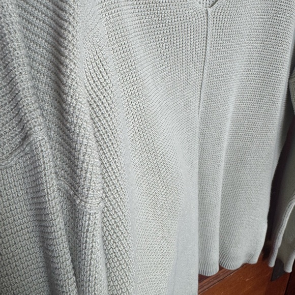Women's V-Neck Sweater - Picture 4 of 4